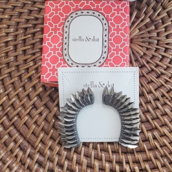 :: Stella & Dot Rare [SILVER] Pegasus Ear Climbers - Picture 6 of 7